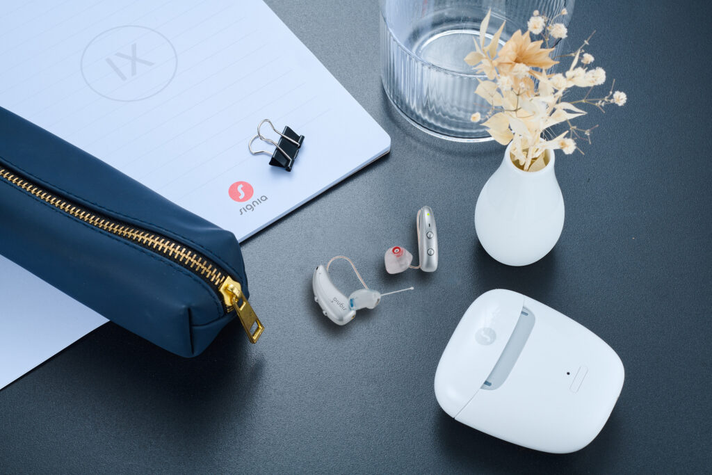 Sivantos_Still_Pure_Charge_Go_BCT_IX_silber_06 Bluetooth slušni aparat